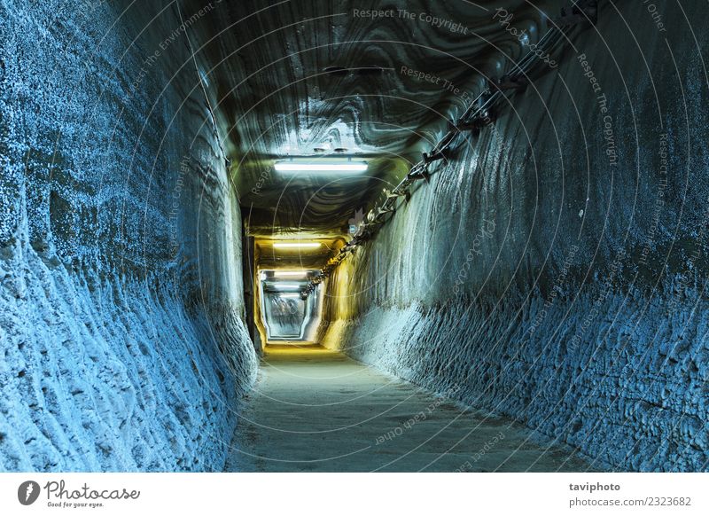 beleuchteter Tunnel im Bergwerk Tourismus Industrie Erde Felsen Architektur Wege & Pfade alt dreckig dunkel gruselig historisch schwarz Salz Mine Stollen