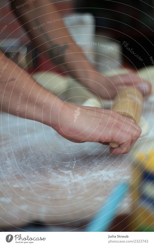 Teig ausrollen Nudelholz Pizza Arme Hand Tattoo Bewegung frisch authentisch fleißig Teigwaren Bäcker Mehl Farbfoto Außenaufnahme Textfreiraum rechts