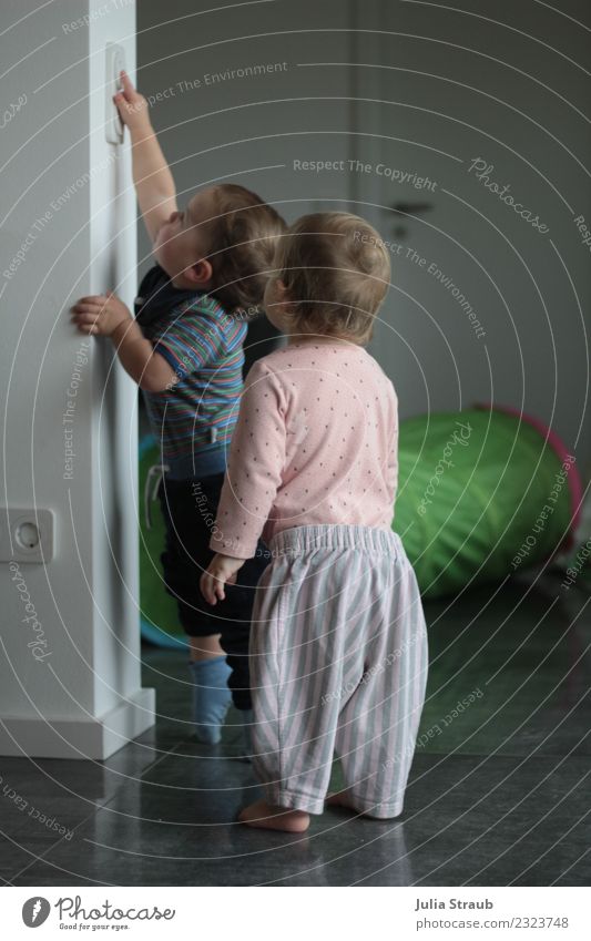 Zwei Kleinkinder möchten das Licht anschalten maskulin feminin Mädchen Junge 2 Mensch 1-3 Jahre Haus Tür Steckdose Lichtschalter entdecken Blick stehen klein