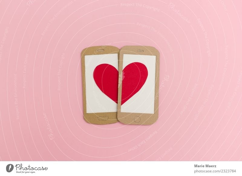 Zwei Handys formen zusammen ein Herz. Lifestyle Flirten Valentinstag PDA Internet Kommunizieren Liebe Glück trendy nerdig schön rosa rot Gefühle Sympathie