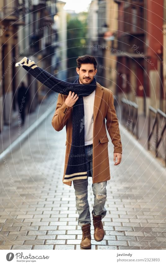 Junger Mann in Winterkleidung auf der Straße. Lifestyle elegant Stil schön Haare & Frisuren Mensch maskulin Jugendliche Erwachsene 1 18-30 Jahre Herbst Mode