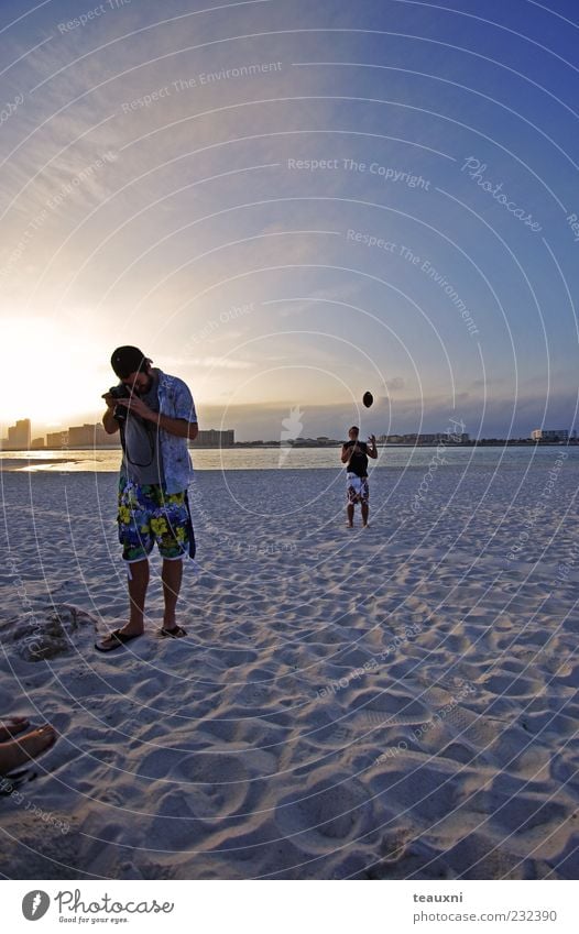 Sundown Ferien & Urlaub & Reisen Strand Meer Ballsport Fotokamera maskulin Junger Mann Jugendliche 2 Mensch 18-30 Jahre Erwachsene Wasser Himmel Skyline