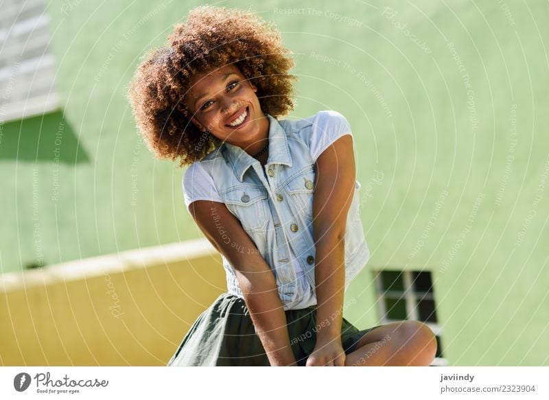 Junge schwarze Frau, Afro-Frisur, lächelnd. Lifestyle Stil Glück schön Haare & Frisuren Gesicht Mensch Erwachsene Jugendliche 1 18-30 Jahre 30-45 Jahre Straße