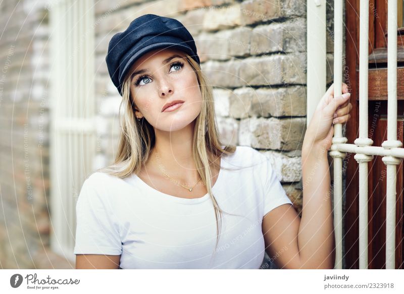 Junge blonde Frau, die in der Nähe einer Ziegelmauer steht. Lifestyle Stil schön Haare & Frisuren Sommer Mensch feminin Junge Frau Jugendliche Erwachsene 1