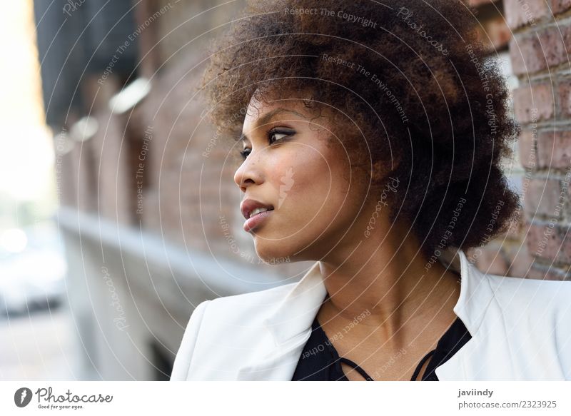 Junge schwarze Frau mit Afro-Frisur Lifestyle Stil Glück schön Haare & Frisuren Gesicht Mensch Erwachsene Straße Mode Jacke brünett Afro-Look frisch modern