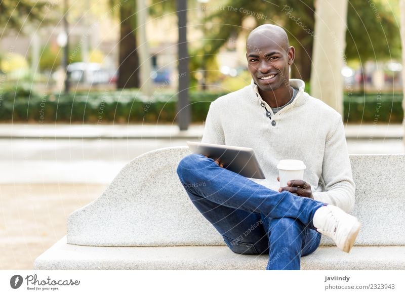 Schwarzer Mann mit Tablet-Computer und Kaffee zum Mitnehmen Tee Lifestyle Glück schön Gesicht Technik & Technologie Mensch Junger Mann Jugendliche Erwachsene 1