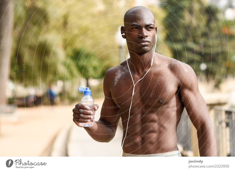 Fit shirtless jungen schwarzen Mann Trinkwasser nach dem Laufen trinken Flasche Lifestyle Körper Sport Joggen Mensch maskulin Junger Mann Jugendliche Erwachsene