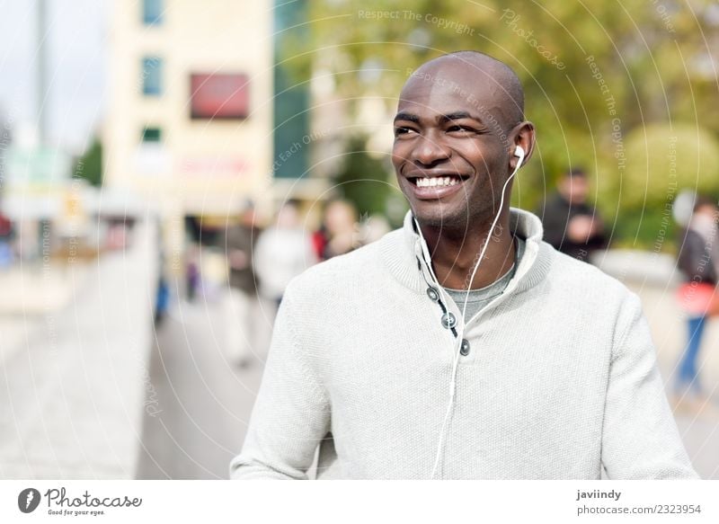 Lächelnder schwarzer Mann mit Kopfhörern auf der Straße Lifestyle Glück schön Gesicht Mensch maskulin Junger Mann Jugendliche Erwachsene 1 18-30 Jahre Mode