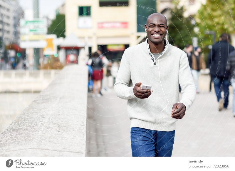 Lächelnder schwarzer Mann mit Smartphone in der Hand Lifestyle Telefon Technik & Technologie Mensch Junger Mann Jugendliche Erwachsene 1 18-30 Jahre Straße