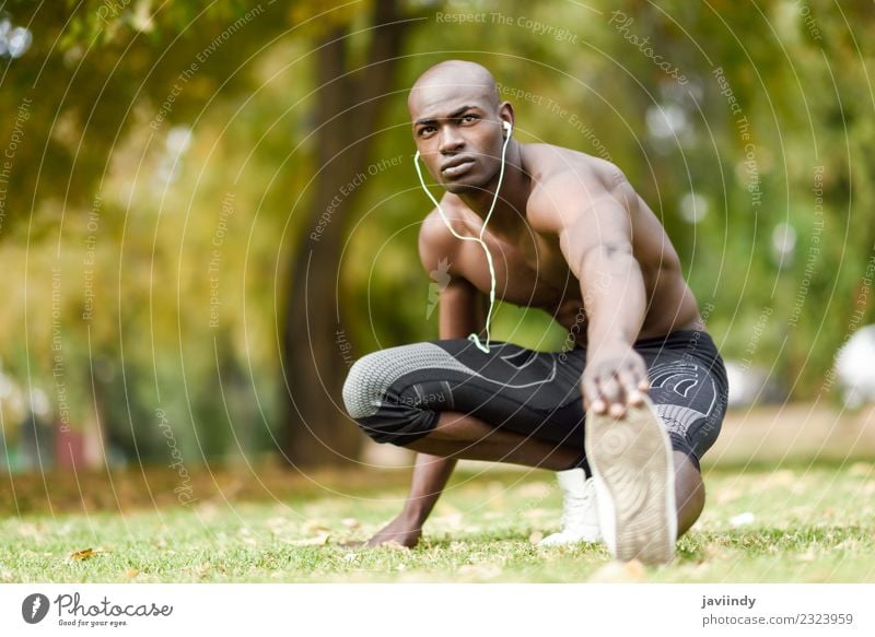 Fit shirtless junger schwarzer Mann, der sich nach dem Laufen dehnt. Lifestyle Körper Sport Mensch maskulin Junger Mann Jugendliche Erwachsene 1 18-30 Jahre