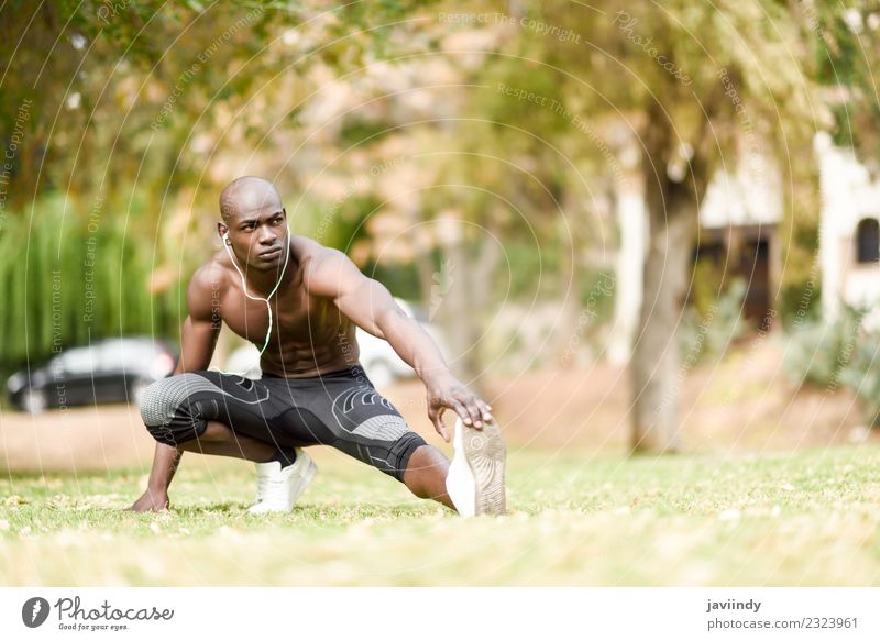 Hemdloser schwarzer Mann beim Stretching im Stadtpark. Lifestyle Körper Sport Mensch maskulin Junger Mann Jugendliche Erwachsene 1 18-30 Jahre Fitness Erotik