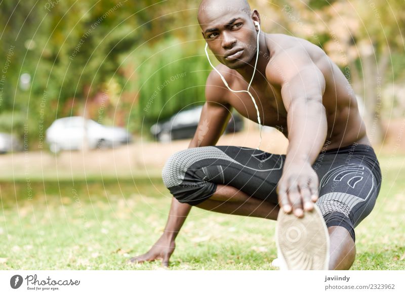 Fit shirtless jungen schwarzen Mann tun Stretching Lifestyle Körper Sport Mensch maskulin Junger Mann Jugendliche Erwachsene 1 18-30 Jahre Fitness Erotik