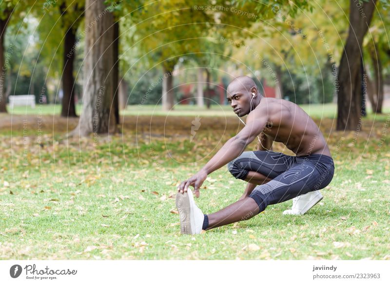 Fit shirtless jungen schwarzen Mann tun Beine Stretching Lifestyle Körper Sport Mensch maskulin Junger Mann Jugendliche Erwachsene 1 18-30 Jahre Fitness Erotik