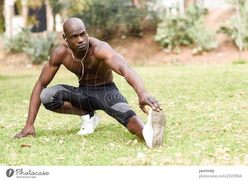 Fit shirtless jungen schwarzen Mann tun Beine Stretching Lifestyle Körper Sport Mensch maskulin Junger Mann Jugendliche Erwachsene 1 18-30 Jahre Fitness Erotik
