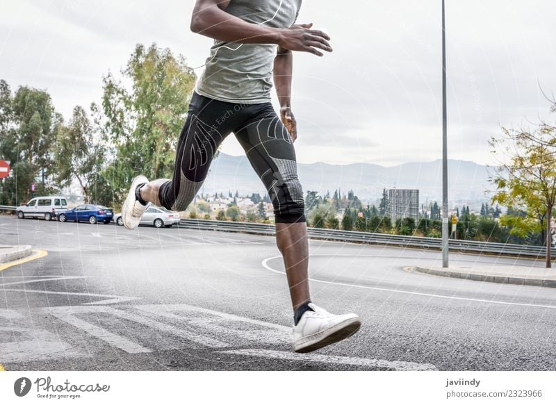 Schwarzer Mann läuft im Freien auf der Straße. Lifestyle Körper Sport Joggen Mensch feminin Junger Mann Jugendliche Erwachsene Beine 1 18-30 Jahre Fitness