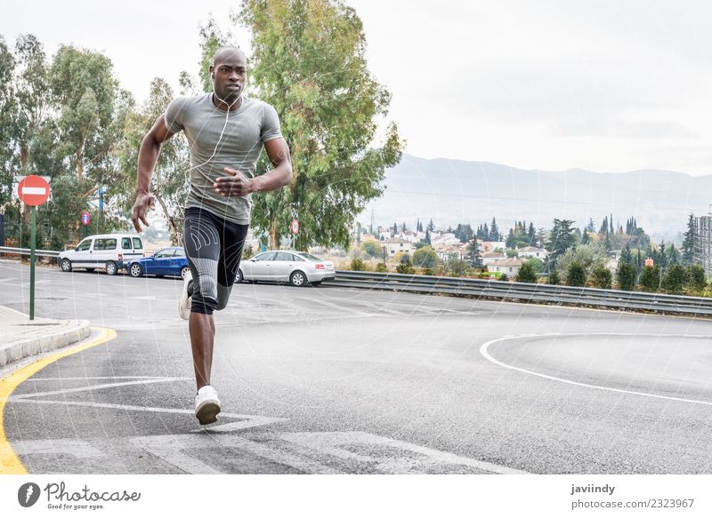 Schwarzer Mann läuft im Freien auf der Straße. Lifestyle Körper Sport Fitness Sport-Training Joggen Mensch Junger Mann Jugendliche Erwachsene 1 18-30 Jahre