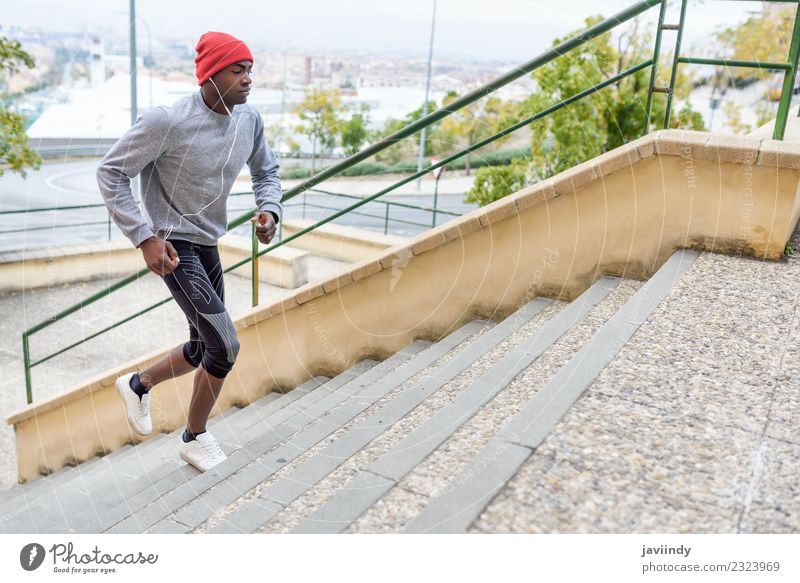 Schwarzer Mann rennt nach oben ins Freie. Lifestyle Körper Winter Sport Joggen Mensch maskulin Junger Mann Jugendliche Erwachsene 1 18-30 Jahre Fitness muskulös