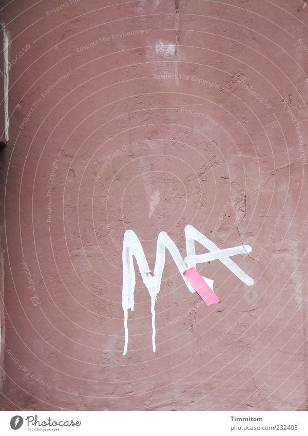 MA ist verletzt Mauer Wand Schriftzeichen Graffiti dreckig einfach geheimnisvoll Vergänglichkeit Heftpflaster Fassade Buchstaben Farbfoto Außenaufnahme
