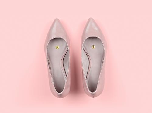 Paar klassische Damenschuhe beige mit Drucknadel Lifestyle Freude Gesundheitswesen Feste & Feiern Mode Schuhe kaufen lustig rosa Farbe Idee Surrealismus