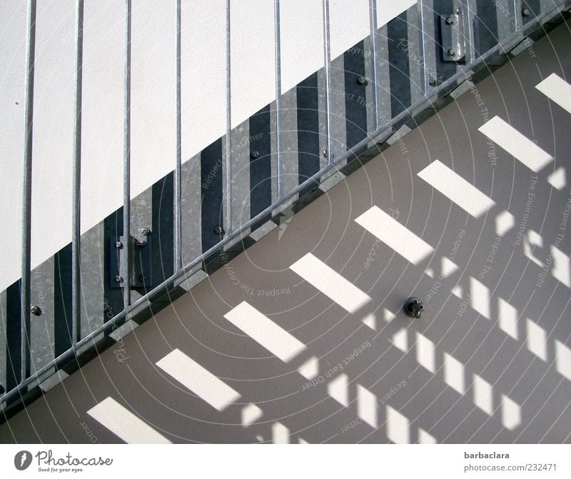 Sonnenstrahl trifft kalten Stahl Mauer Wand Treppe Fassade Beton Metall Linie Streifen Muster ästhetisch hell modern grau silber Design Ordnung Schutz