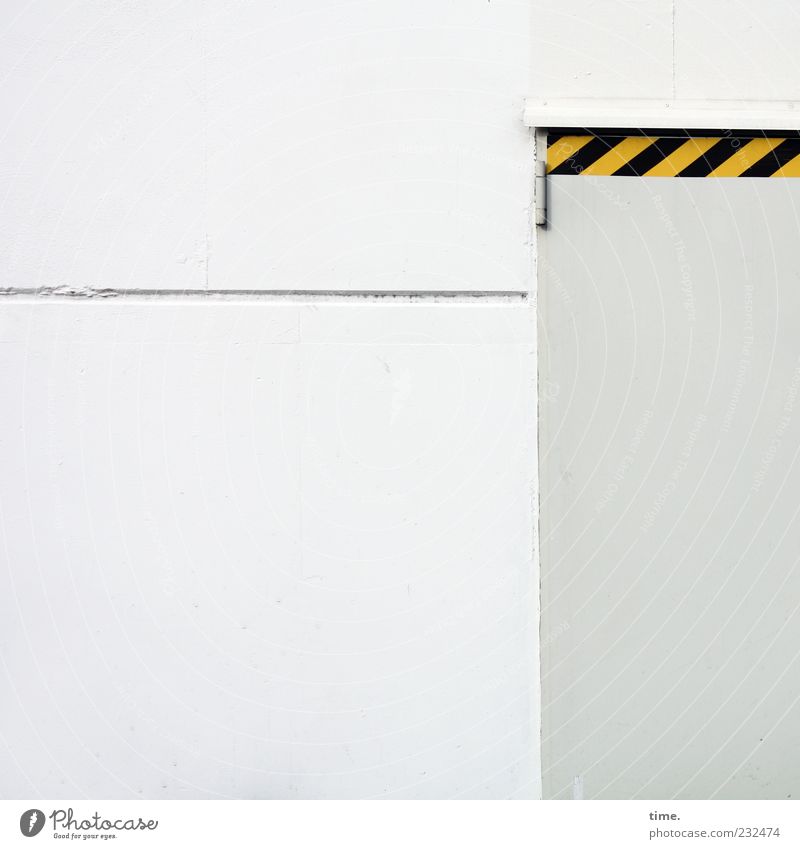 schwarzgelber Ansageversuch Industrie Tür Hinweisschild Warnschild Linie hell grau weiß Folie Scharnier Warnhinweis Warnung Eingang geschlossen Lagerhalle
