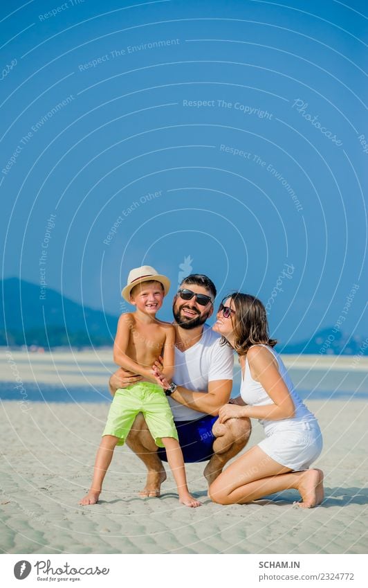Glückliche junge dreiköpfige Familie, die Spaß hat. Lifestyle Freude Spielen Sommer Meer Insel Kindheit Menschengruppe Sonnenbrille Vollbart Lächeln