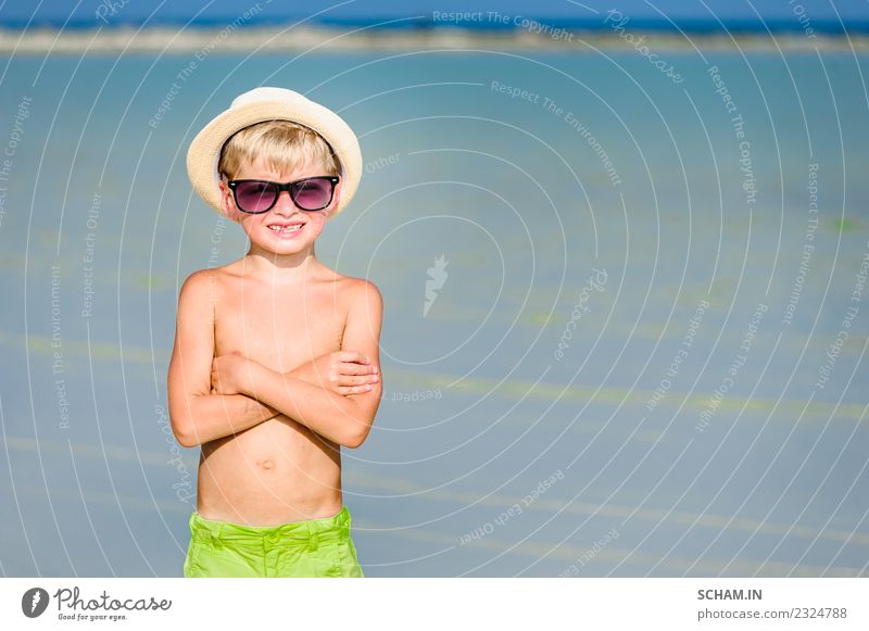 Hübscher Junge am sonnigen Wüstenstrand Lifestyle Freude Spielen Sommer Meer Insel Mensch Kind Kindheit 1 3-8 Jahre Landschaft Schönes Wetter Sonnenbrille Hut