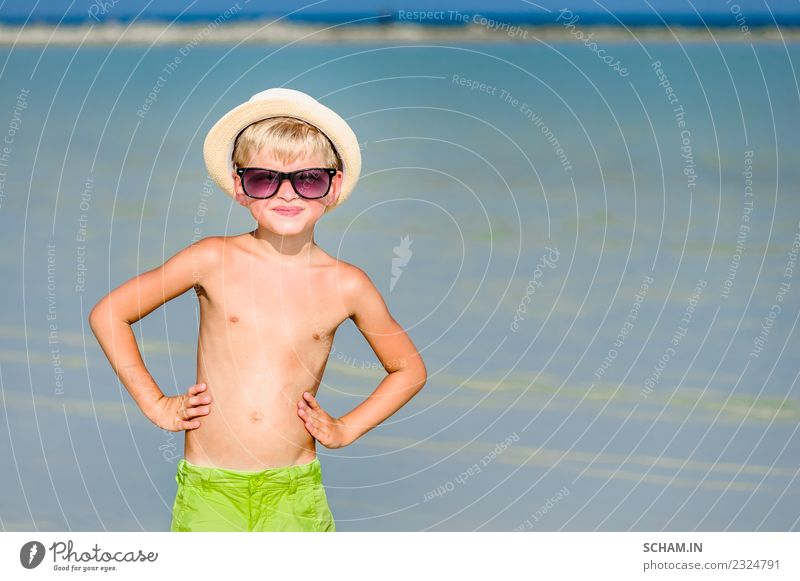 Porträt eines hübschen Jungen am sonnigen Strand Lifestyle Freude Spielen Sommer Meer Insel Mensch maskulin Kind Kindheit 1 3-8 Jahre Landschaft Sonnenbrille