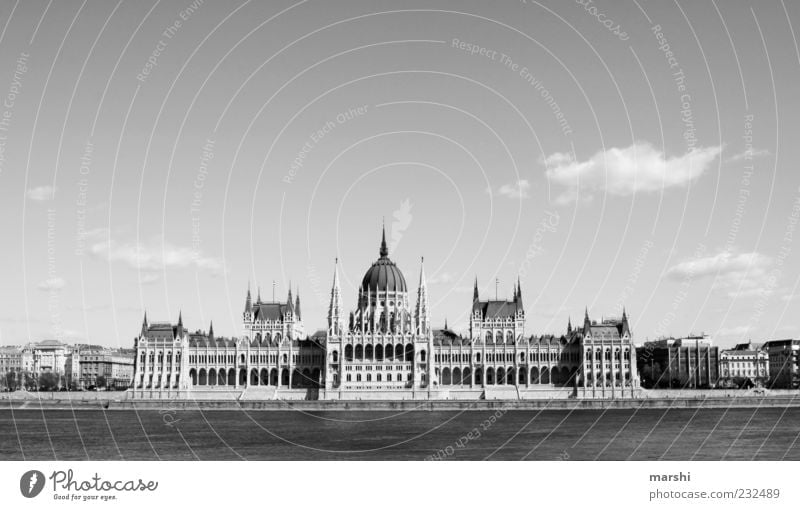 ungarisches Parlament Hauptstadt Haus Bauwerk Gebäude Architektur Sehenswürdigkeit Wahrzeichen Denkmal alt Ungarn Budapest Donau Fluss Wolken Himmel