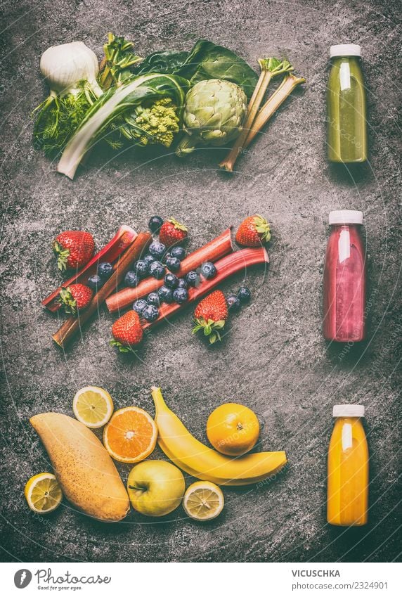 Grüne, gelbe und rote smoothie mit Zutaten Lebensmittel Gemüse Frucht Ernährung Bioprodukte Vegetarische Ernährung Diät Getränk Erfrischungsgetränk Saft Flasche