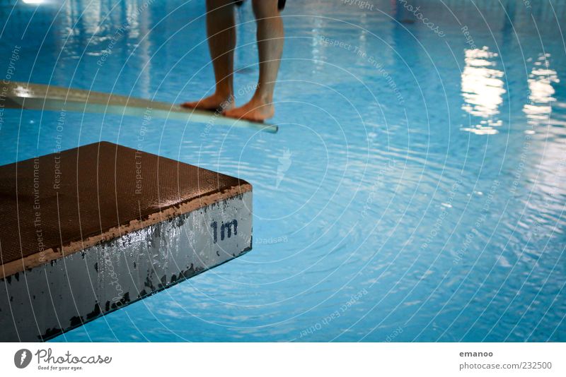 1m Freude Leben Sport Fitness Sport-Training Wassersport Sportler Schwimmbad Mensch maskulin Beine Fuß springen kalt nass blau Kraft Mut Kontrolle Konzentration