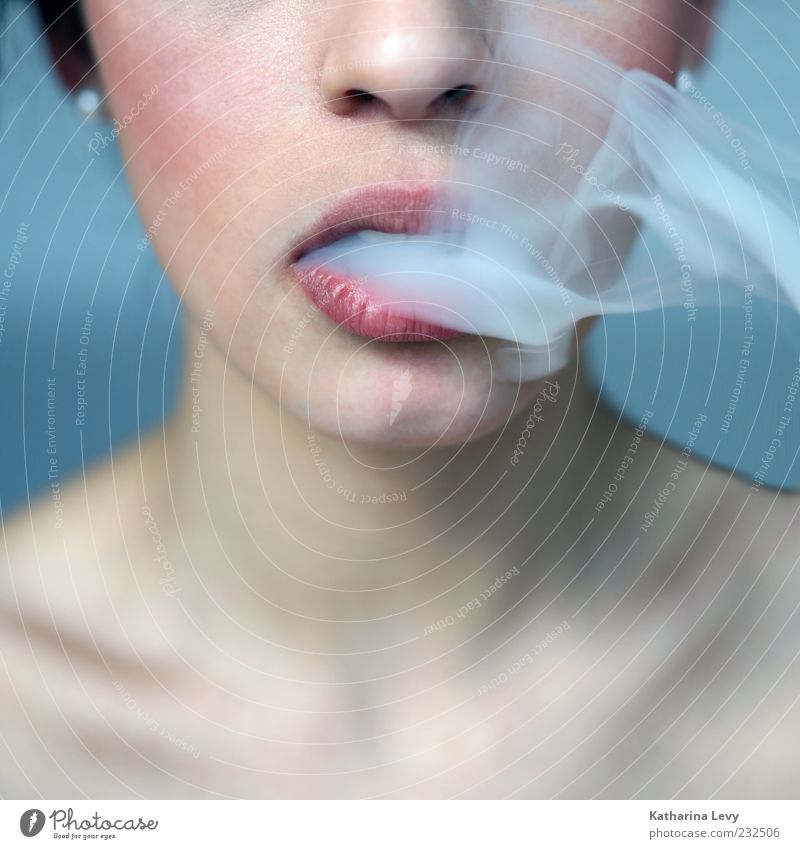 smoke II Lifestyle schön Krankheit Rauchen Rauschmittel Mensch feminin Frau Erwachsene Gesicht Mund 1 18-30 Jahre Jugendliche genießen authentisch