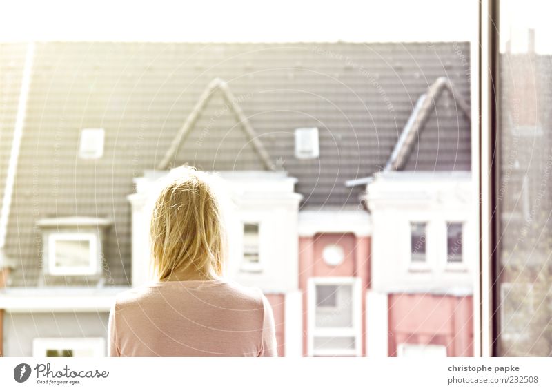 Guten Morgen Düsseldorf Wohnung Haus Mensch feminin Frau Erwachsene Kopf 1 Stadt Fenster Dach blond entdecken Erholung Blick träumen warten Häusliches Leben
