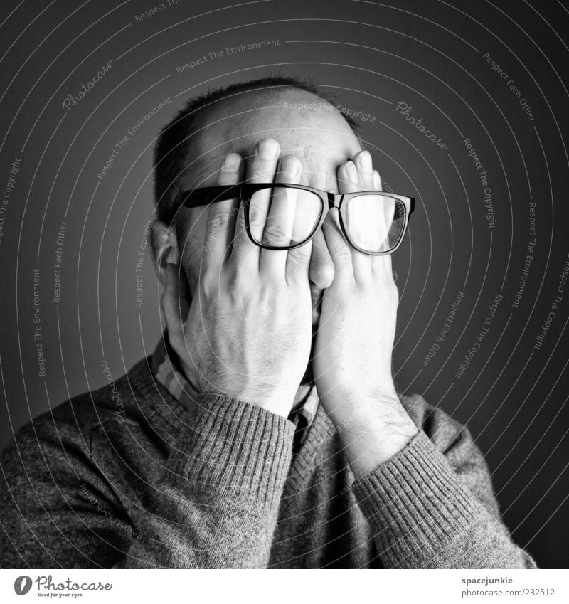 scheu Mensch maskulin Mann Erwachsene Kopf Hand 1 30-45 Jahre weinen Enttäuschung Einsamkeit verstört Schüchternheit geheimnisvoll Brille Brillenträger Freak