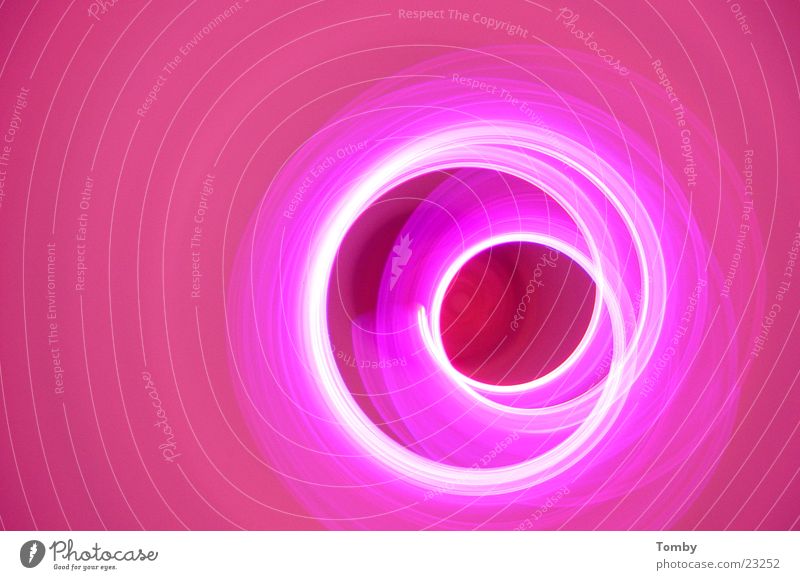 Pinkfarbeneslöchleinchen drehen Langzeitbelichtung rosa rot Licht obskur Loch Drehbewegung Farbe
