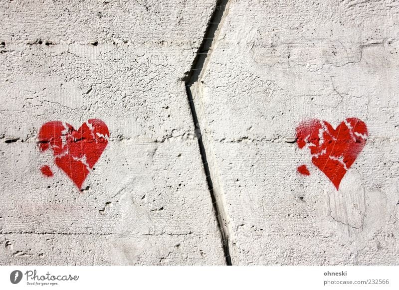 600 - Love will tear us apart Bauwerk Gebäude Mauer Wand Fassade Beton Zeichen Graffiti Herz rot Zusammensein Liebeskummer Enttäuschung Verzweiflung Schmerz
