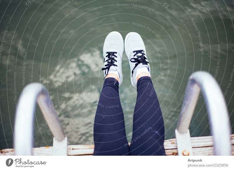 Füße, die vom Dock baumeln. Fuß Schuhe Turnschuh Wasser Holz Kniestrümpfe Leggings Strand Schuhbänder Ferien & Urlaub & Reisen Frau 18-30 Jahre Jugendliche
