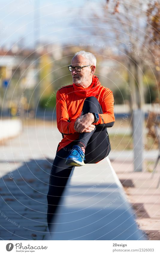 Senior-Läufer, der nach dem Joggen in einem Park sitzt. Lifestyle Glück Erholung ruhig Freizeit & Hobby Sommer Musik Sport Mensch Mann Erwachsene Natur Pflanze