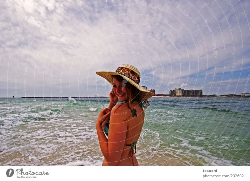 Sonnenhut Strand Meer feminin Junge Frau Jugendliche 1 Mensch 18-30 Jahre Erwachsene Bikini Hut drehen Freude Lebensfreude selbstbewußt Erholung Ferne