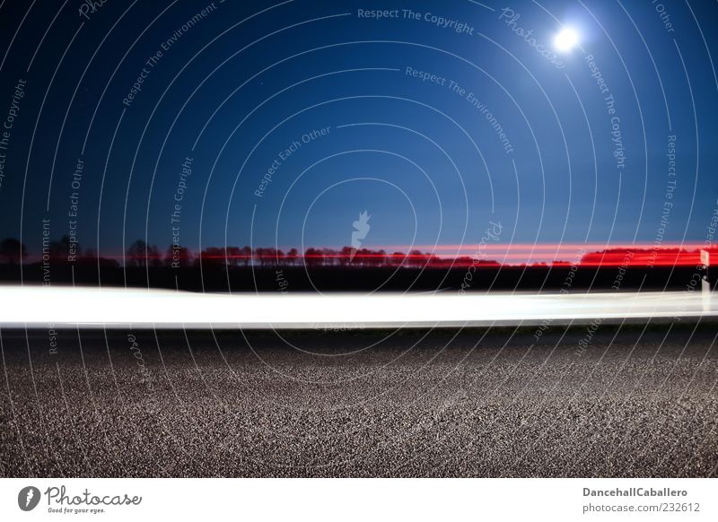 Mitternachtsverkehr Mond Vollmond Verkehr Straße PKW fahren leuchten blau rot schwarz weiß Geschwindigkeit Mobilität Leuchtspur Lichterscheinung Dynamik Spuren