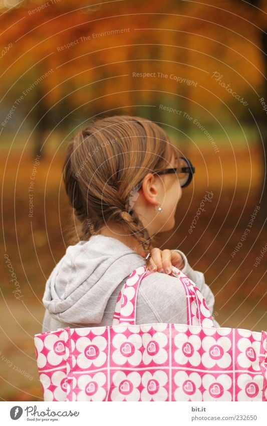 ich geh dann mal Blümsche sammeln feminin Mädchen Kindheit 1 Mensch 8-13 Jahre Natur Herbst Baum Wald Tasche Haare & Frisuren brünett rothaarig langhaarig Zopf