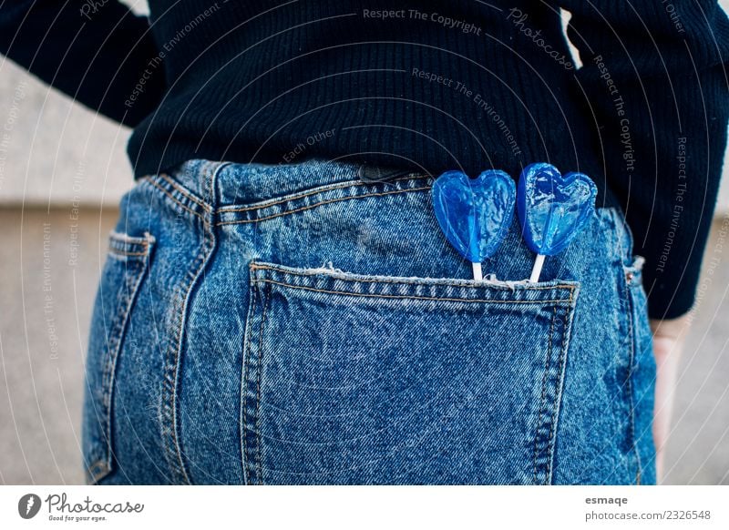 Jeans mit blauem Lollipop Zucker Bonbon Lifestyle Freude Gesundheit Übergewicht Allergie Valentinstag Mädchen Junge Frau Jugendliche Mode Bekleidung Hose