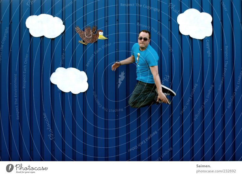 Saimen. mac fly Mauer Wand Fassade Bewegung fliegen Coolness Fröhlichkeit Glück verrückt blau Stimmung Freude Zufriedenheit Lebensfreude Frühlingsgefühle