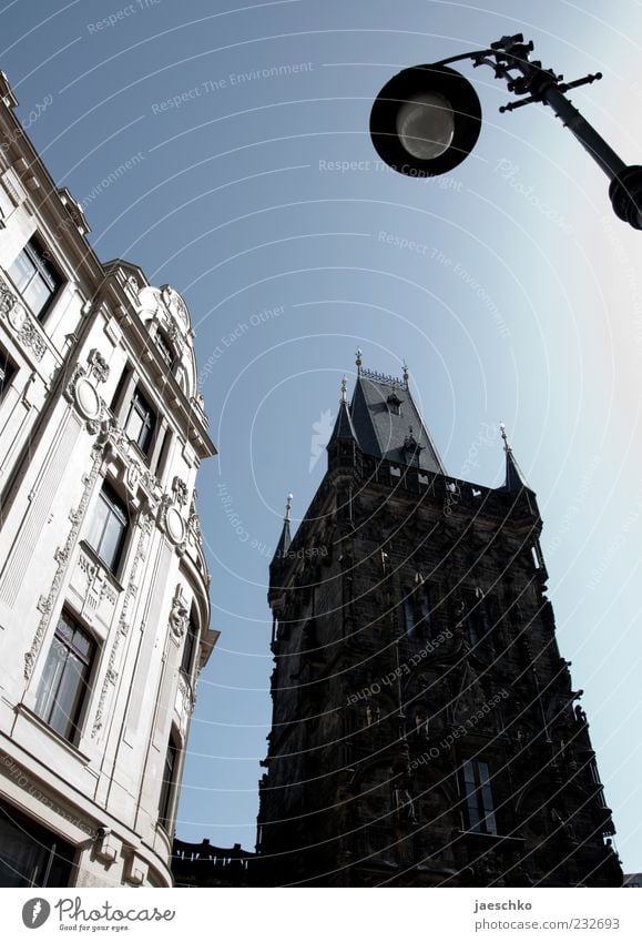 Prager Frühling V Tschechien Hauptstadt Stadtzentrum Haus Turm Bauwerk Architektur Sehenswürdigkeit Wahrzeichen groß historisch hoch schwarz weiß Gotik