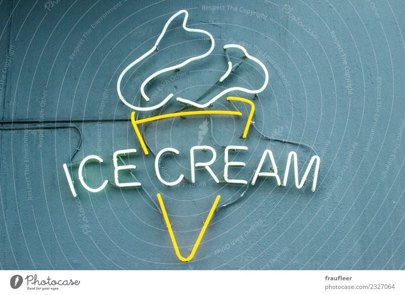 ice cream Speiseeis kaufen Ferien & Urlaub & Reisen Mauer Wand Zeichen Schriftzeichen Schilder & Markierungen gelb grau weiß Leuchtreklame Neonlicht Farbfoto