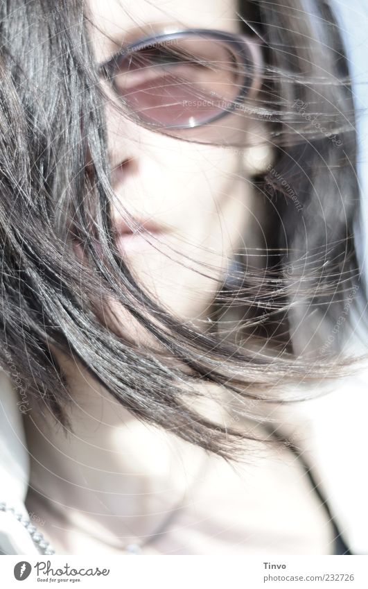 Südwind feminin Junge Frau Jugendliche Erwachsene Haare & Frisuren Gesicht 1 Mensch Wind brünett wild Sonnenbrille bleich Farbfoto Außenaufnahme Licht High Key