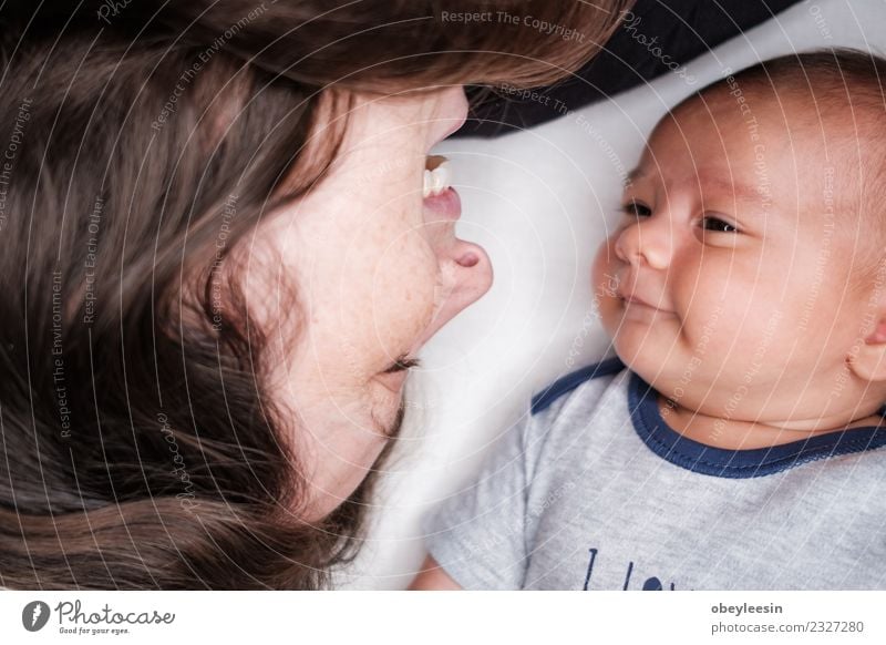 Porträt der schönen Mutter, die mit ihrer 3 Monate alten Frau spielt. Lifestyle Freude Glück Zufriedenheit Dekoration & Verzierung Schlafzimmer Mensch Baby