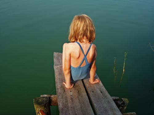 meer seen... Sommer Kind feminin Mädchen Kindheit 1 Mensch 3-8 Jahre Wasser Seeufer Schwimmen & Baden hocken blau grün Mut Außenaufnahme Tag Rückansicht sitzen