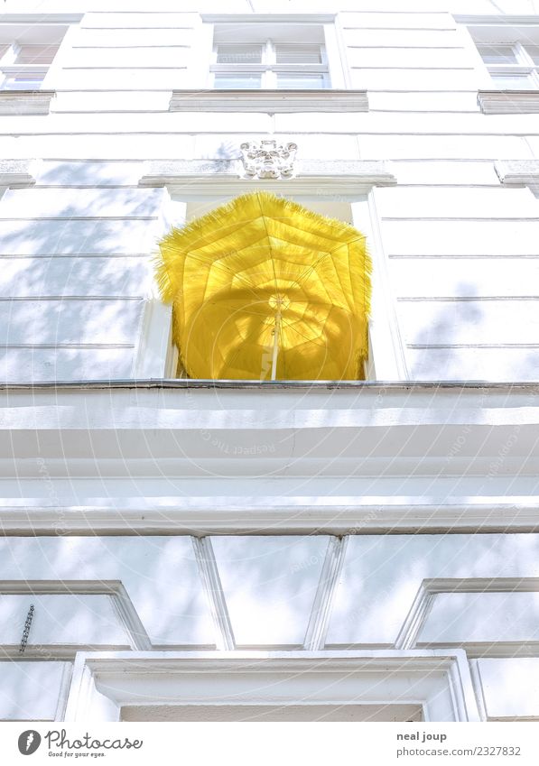Balkonia Ferien & Urlaub & Reisen Wohnung Stadt Altbau Fassade Fenster Sonnenschirm leuchten einfach Billig gelb Gelassenheit Einsamkeit Erholung