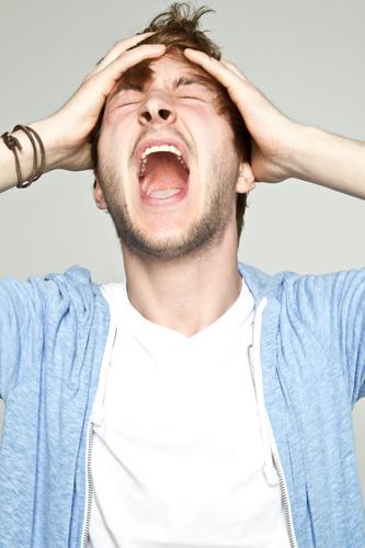 lass es raus Mann Mensch Jugendliche durchdrehen schreien Mund offen Wut Aggression Kopfschmerzen Studioaufnahme Einsamkeit Isolierung (Material) Freisteller